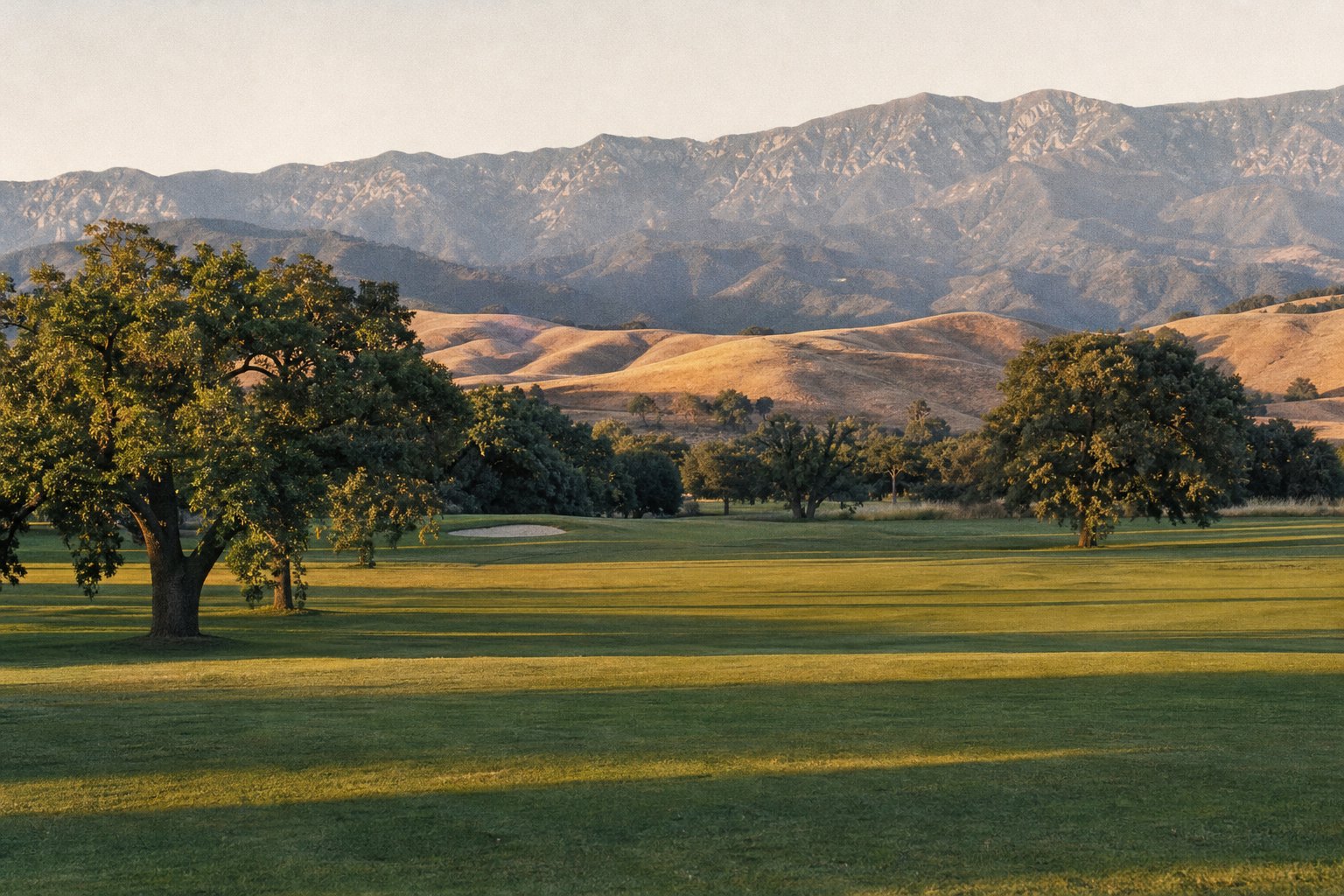 Fairway with valley oaks and mountains (AI-generated image)